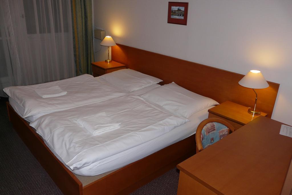 Cmc Residence & Conference Inn Čelákovice Oda fotoğraf
